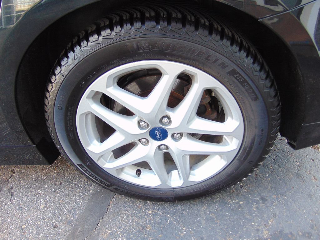 Used 2015 Ford Fusion SE FWD image 24