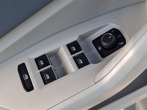 Certified 2025 Volkswagen Jetta SE w/ Sunroof Package image 27