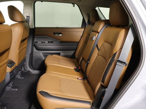 Used 2025 Nissan Pathfinder Platinum w/ Cargo Package AWD/4WD image 8