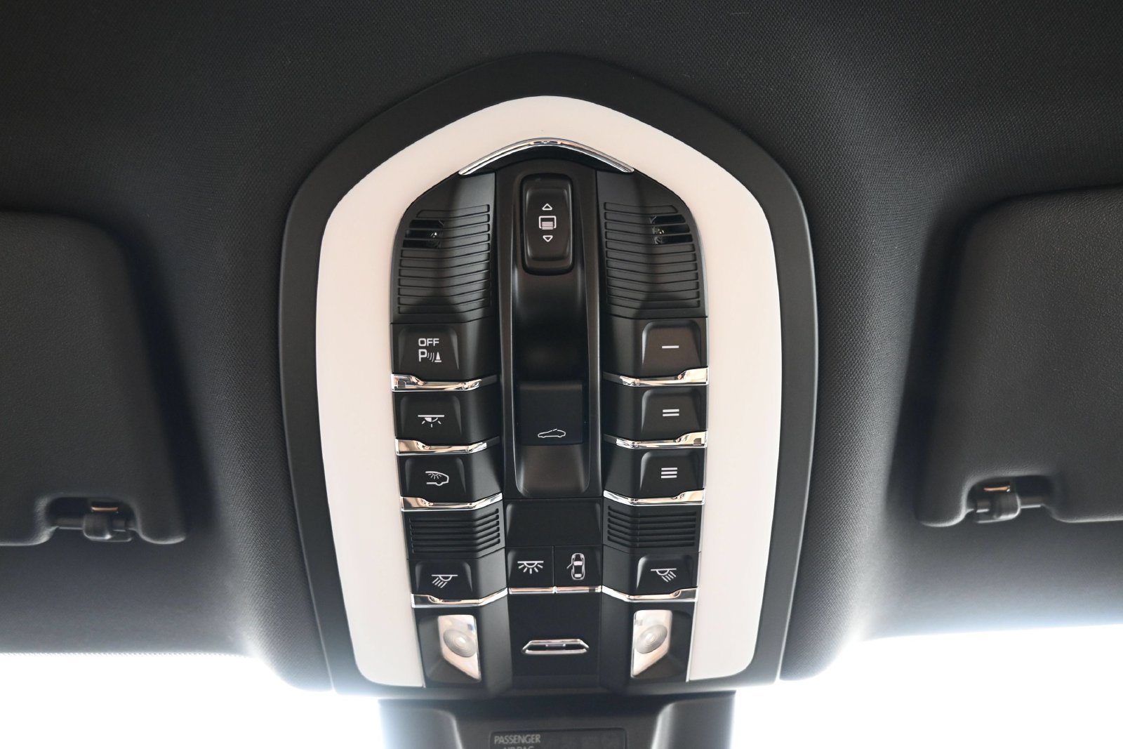 Certified 2025 Porsche Macan AWD/4WD image 26