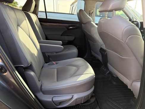 Used 2021 Toyota Highlander Limited FWD image 11