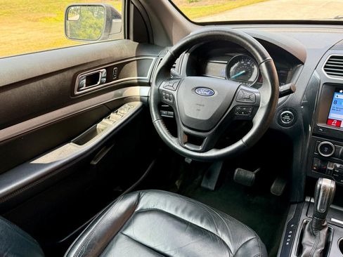 Used 2017 Ford Explorer XLT w/ Equipment Group 202A AWD/4WD image 27