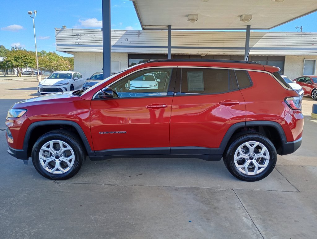Used 2025 Jeep Compass Latitude w/ Sun & Sound Group AWD/4WD image 2