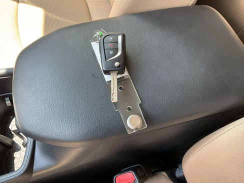 Used 2025 Toyota RAV4 LE AWD/4WD image 35