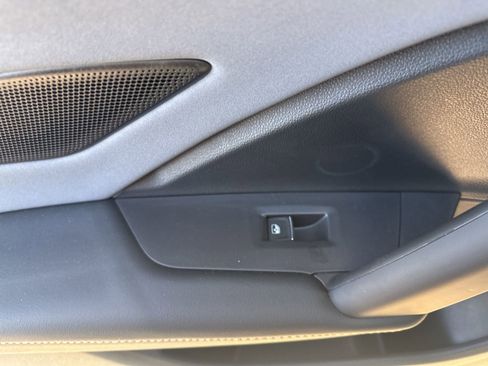 Certified 2025 Volkswagen Tiguan SE image 32