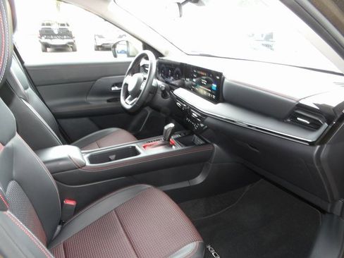 Certified 2025 Nissan Kicks SR image 24