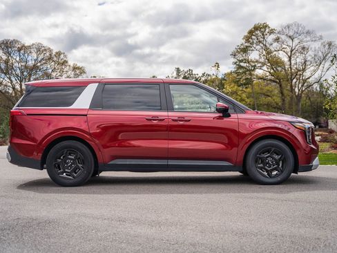 Used 2025 Kia Carnival image 8