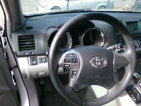 Used 2012 Toyota Highlander SE image 15