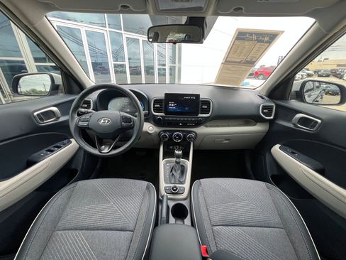Used 2025 Hyundai Venue Limited FWD image 19