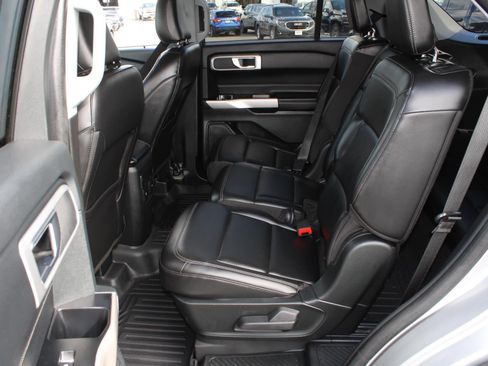 Used 2023 Ford Explorer XLT w/ Equipment Group 202A RWD image 18