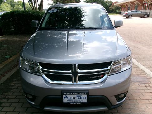 Used 2018 Dodge Journey SXT w/ Safe & Sound Group FWD image 2
