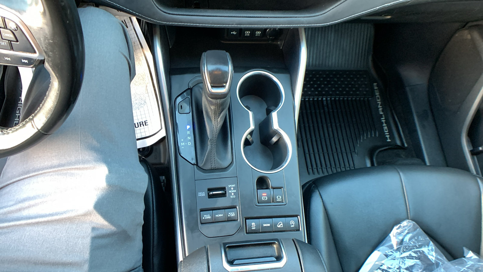 Used 2021 Toyota Highlander XLE AWD/4WD image 16