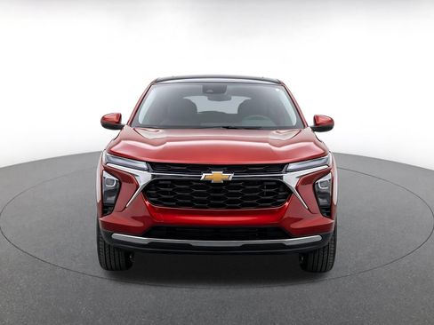 Used 2025 Chevrolet Trax LT FWD image 2