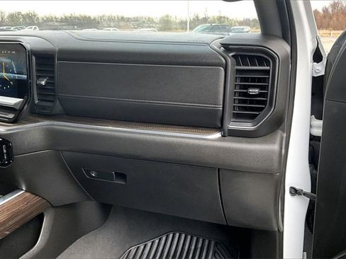 Used 2024 Chevrolet Silverado 3500 LT w/ Convenience Package image 27