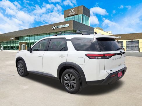 Used 2024 Nissan Pathfinder SV w/ SV Premium Package image 8