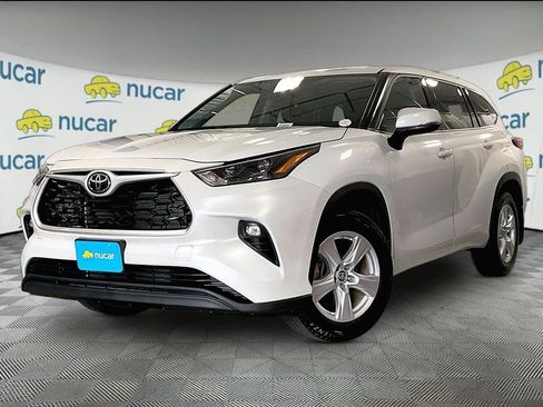 Used 2022 Toyota Highlander LE AWD/4WD image 3