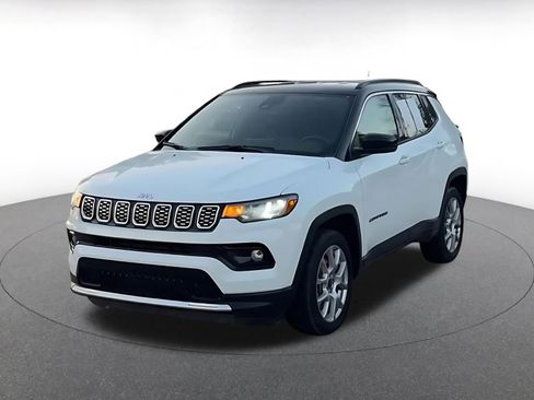 Used 2025 Jeep Compass Limited image 7