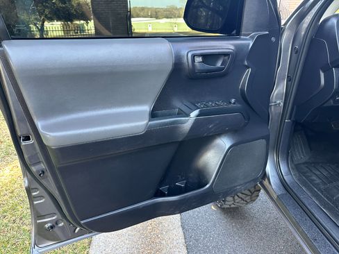 Used 2020 Toyota Tacoma SR5 image 9