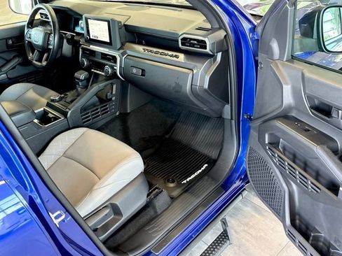 Used 2025 Toyota Tacoma SR5 AWD/4WD image 33