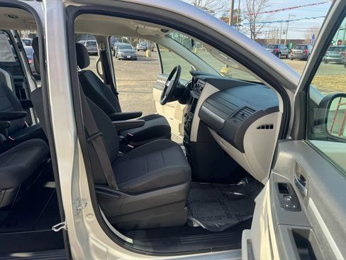 Used 2010 Dodge Grand Caravan SE w/ Climate Group image 18