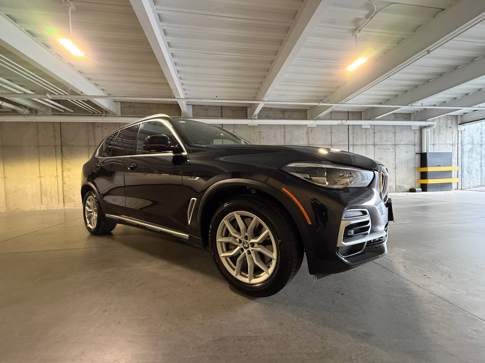 Used 2022 BMW X5 xDrive45e w/ Premium Package AWD/4WD image 9