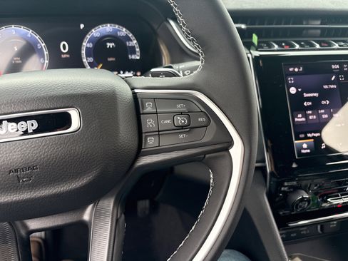 New 2025 Jeep Grand Cherokee Laredo X w/ Luxury Tech Group I image 24