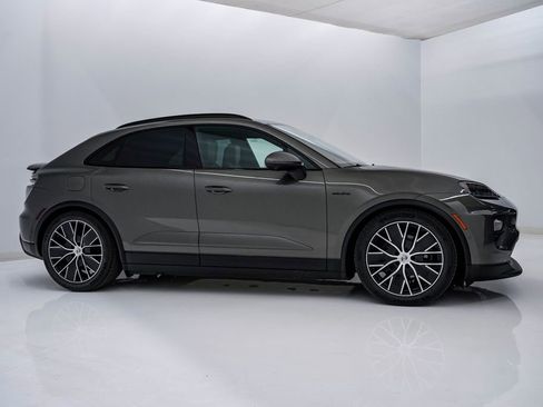 New 2026 Porsche Macan 4 Electric image 9