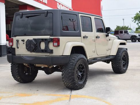 Used 2017 Jeep Wrangler Unlimited Sahara w/ LED Lighting Group AWD/4WD image 4