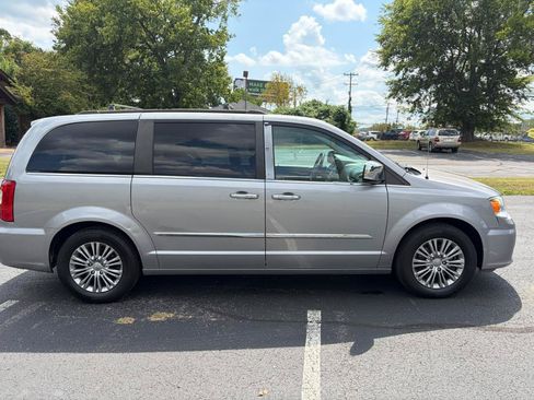Used 2016 Chrysler Town & Country Touring-L FWD image 4