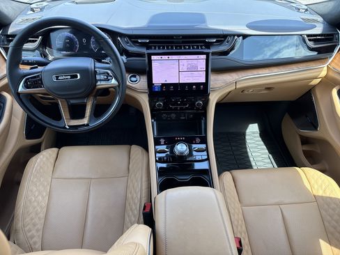 Used 2025 Jeep Grand Cherokee Summit AWD/4WD image 28