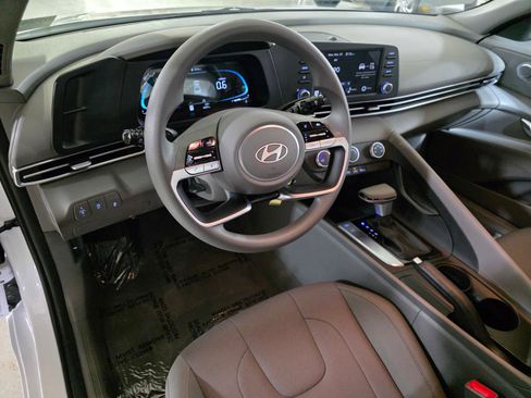 Certified 2025 Hyundai Elantra SE FWD image 24