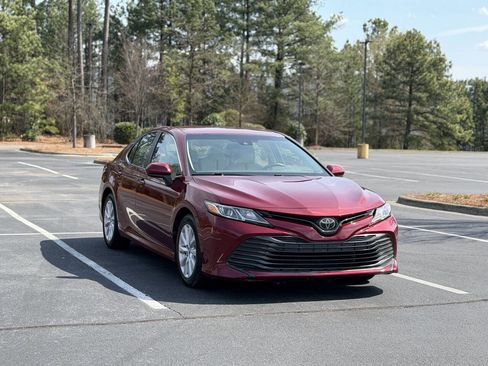 Used 2018 Toyota Camry LE image 4