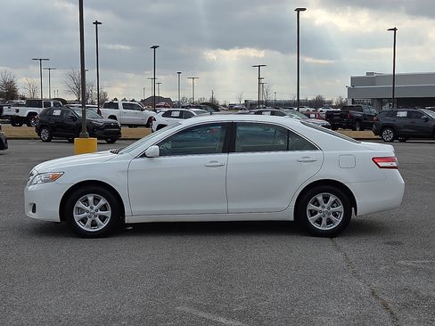 Used 2011 Toyota Camry LE image 3