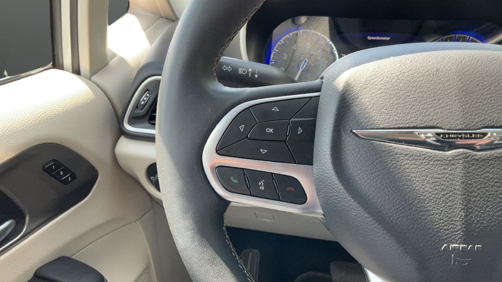Used 2024 Chrysler Pacifica Touring-L FWD image 32