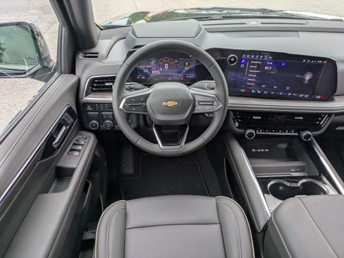 New 2025 Chevrolet Suburban Premier image 18
