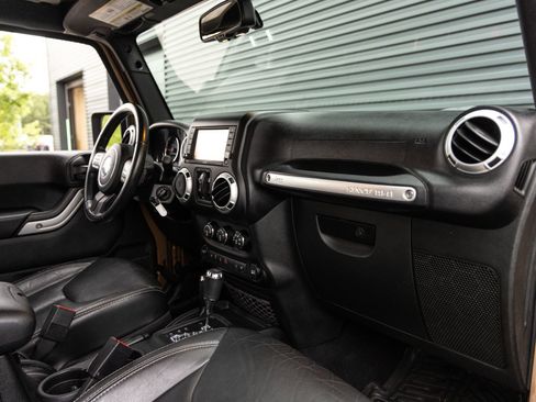 Used 2015 Jeep Wrangler Unlimited Sahara w/ Connectivity Group AWD/4WD image 31