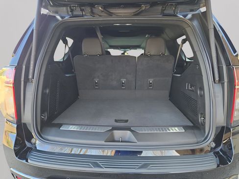 Used 2021 Chevrolet Suburban RST w/ Luxury Package image 17