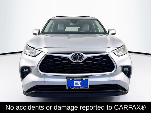 Used 2020 Toyota Highlander XLE FWD image 2