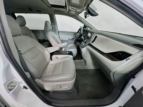 Used 2020 Toyota Sienna XLE image 32
