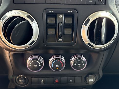 Used 2016 Jeep Wrangler Unlimited Sahara w/ Connectivity Group AWD/4WD image 17