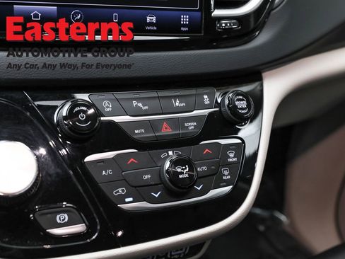 Used 2023 Chrysler Pacifica Touring-L image 20