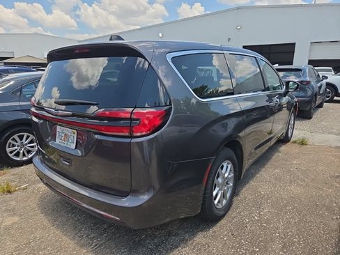Used 2023 Chrysler Pacifica Touring-L FWD image 8