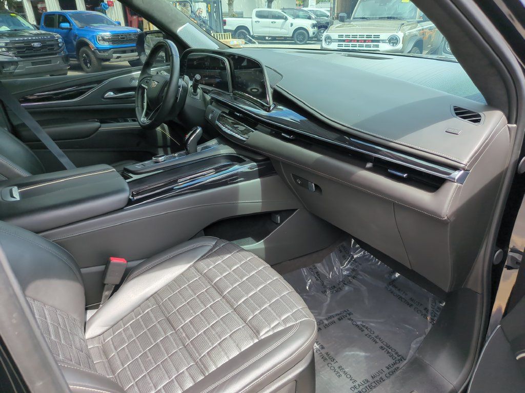 Used 2024 Cadillac Escalade ESV V AWD/4WD image 14
