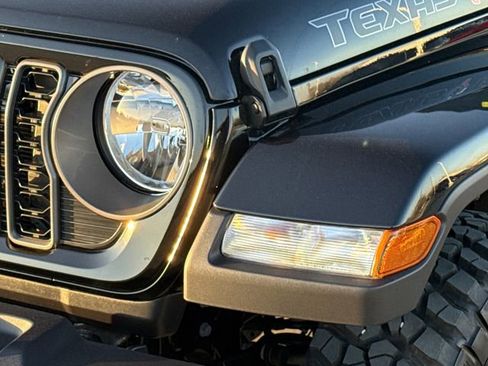 Used 2025 Jeep Gladiator Sport image 4