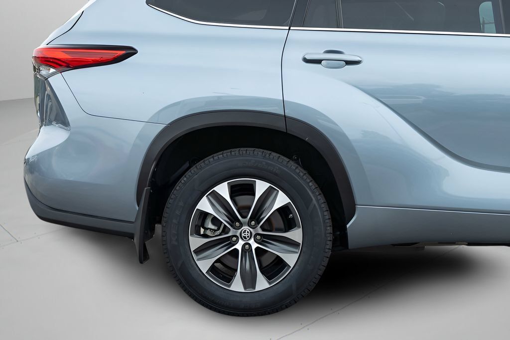 Used 2020 Toyota Highlander XLE AWD/4WD image 5