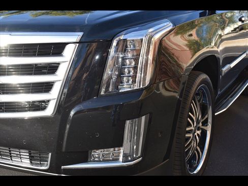 Used 2017 Cadillac Escalade Luxury image 48
