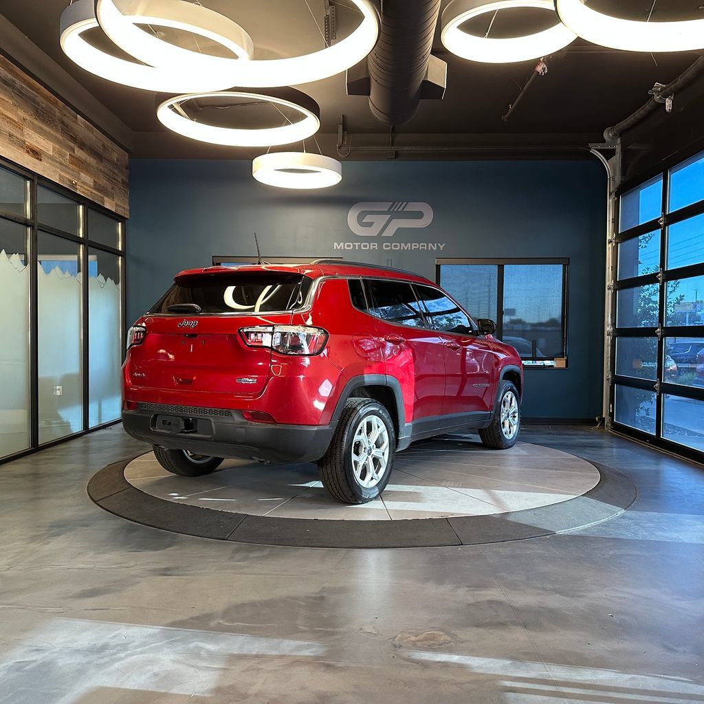 Used 2025 Jeep Compass Latitude AWD/4WD image 3
