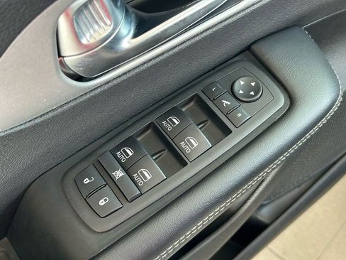 Used 2025 Chrysler Pacifica Limited image 50