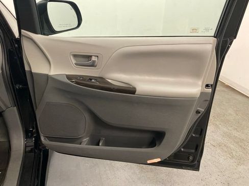 Used 2020 Toyota Sienna XLE w/ XLE Navigation Package AWD/4WD image 25