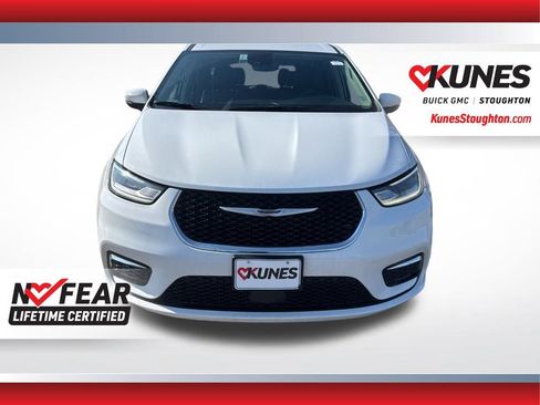 Used 2023 Chrysler Pacifica Touring-L FWD image 5